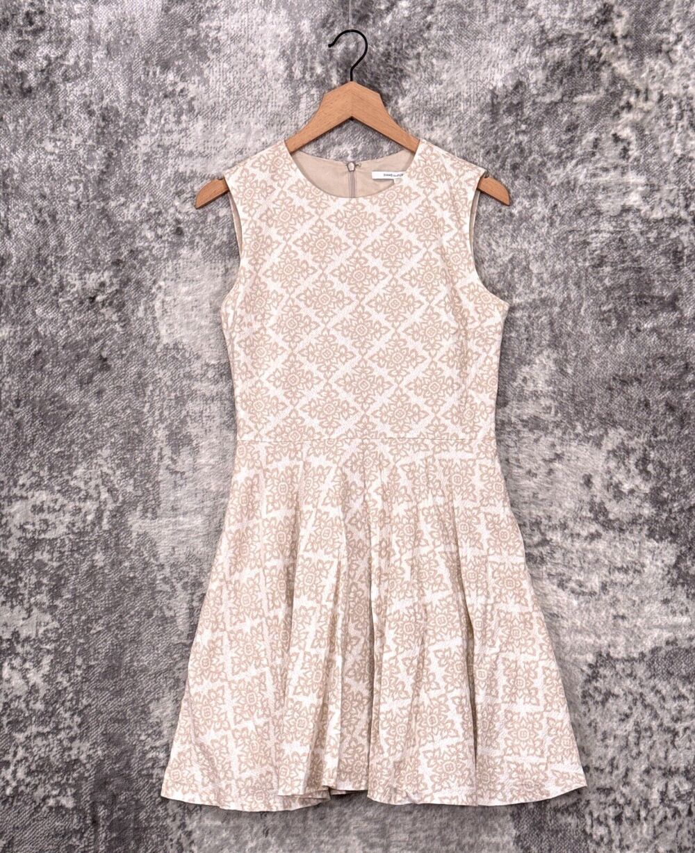 Diane Von Furstenberg Dress 8 Womens White Eyelet Floral Sleeveless A Line
